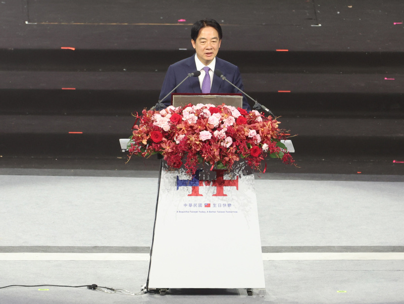 賴總統的祖國論似乎懷疑，揮舞中華民國國旗、參加國慶活動的台灣民眾，是否真的認同在台灣的中華民國現況。圖/中央社