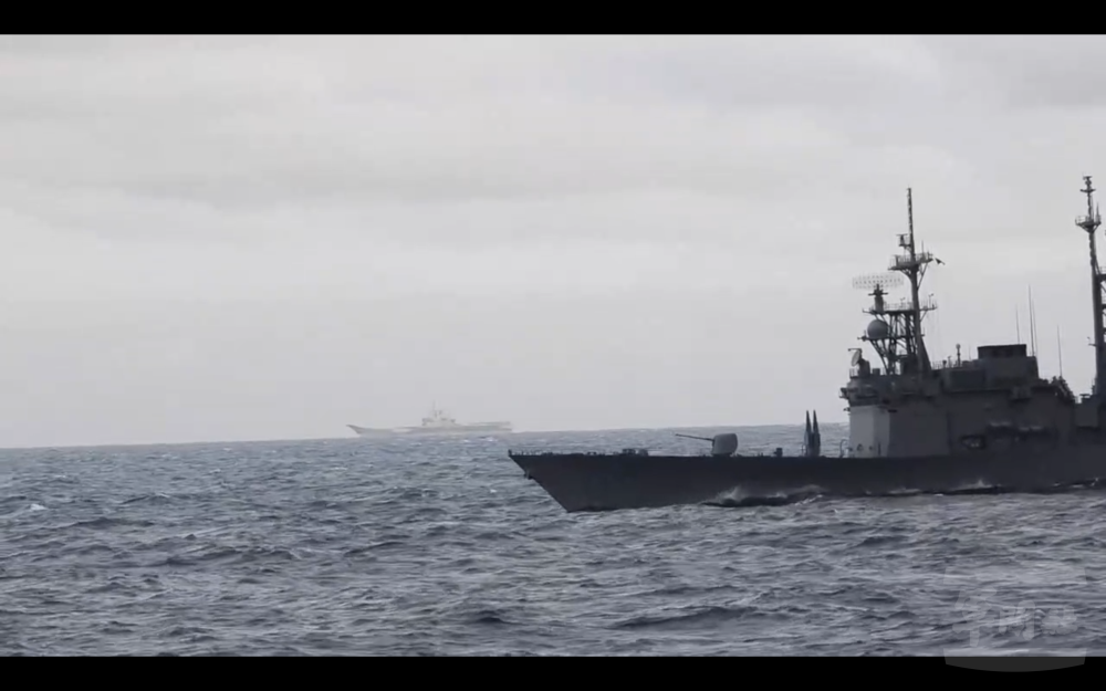 圖為蘇澳軍艦（1802）監控共艦山東艦（17）。圖／取自國防部