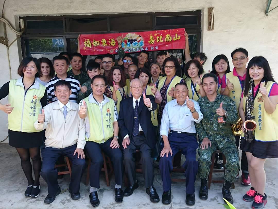 2016年11月1日，三六化學兵群與台中市榮民服務處一起為抗戰老兵郭德英慶賀百歲壽辰。圖/取自中華民國陸軍臉書