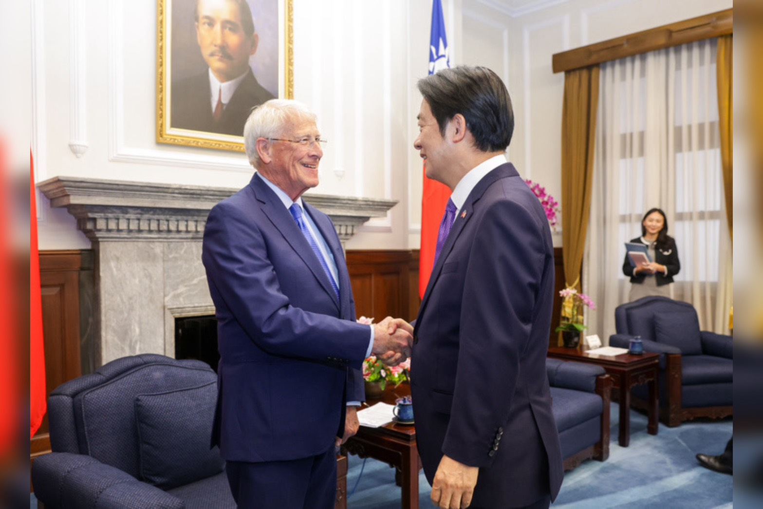 總統賴清德（右）29日下午在總統府接見美國聯邦參議院軍事委員會訪問團，並與主席韋克爾（左)握手致意。圖/中央社