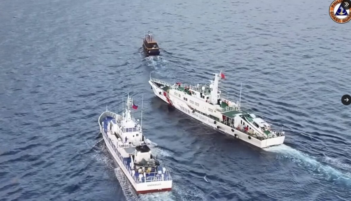 中國海警船（中）對菲律賓前往仁愛暗沙補給的船隻進行攔截（資料照）。圖/取自twitter.com/jaytaryela