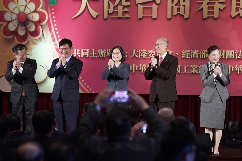 總統蔡英文（後中）與總統府祕書長林佳龍（後左2）、陸委會主委邱太三（後左）、海基會董事長李大維（後右2）、經濟部長王美花（後右）等人16日出席「2024大陸台商春節活動」。圖/中央社
