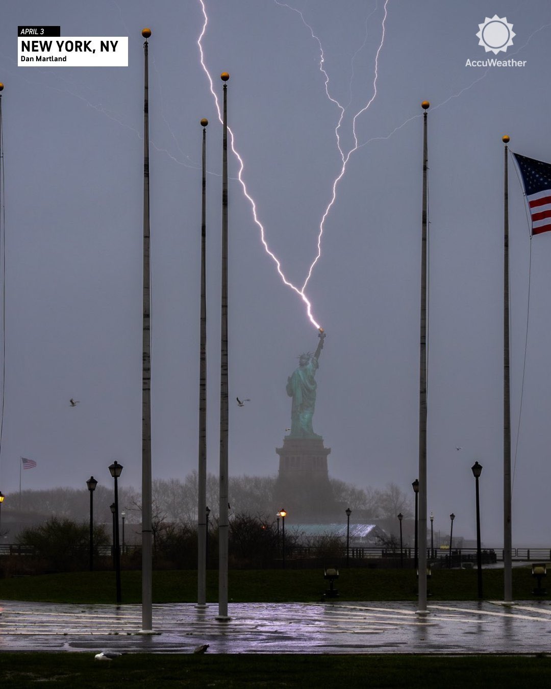 紐約的自由女神像美東時間周三先遭雷擊，隨後又逢地震狂搖，讓美國民眾擔心女神像能否安好。圖/取自AccuWeather官方《推特》