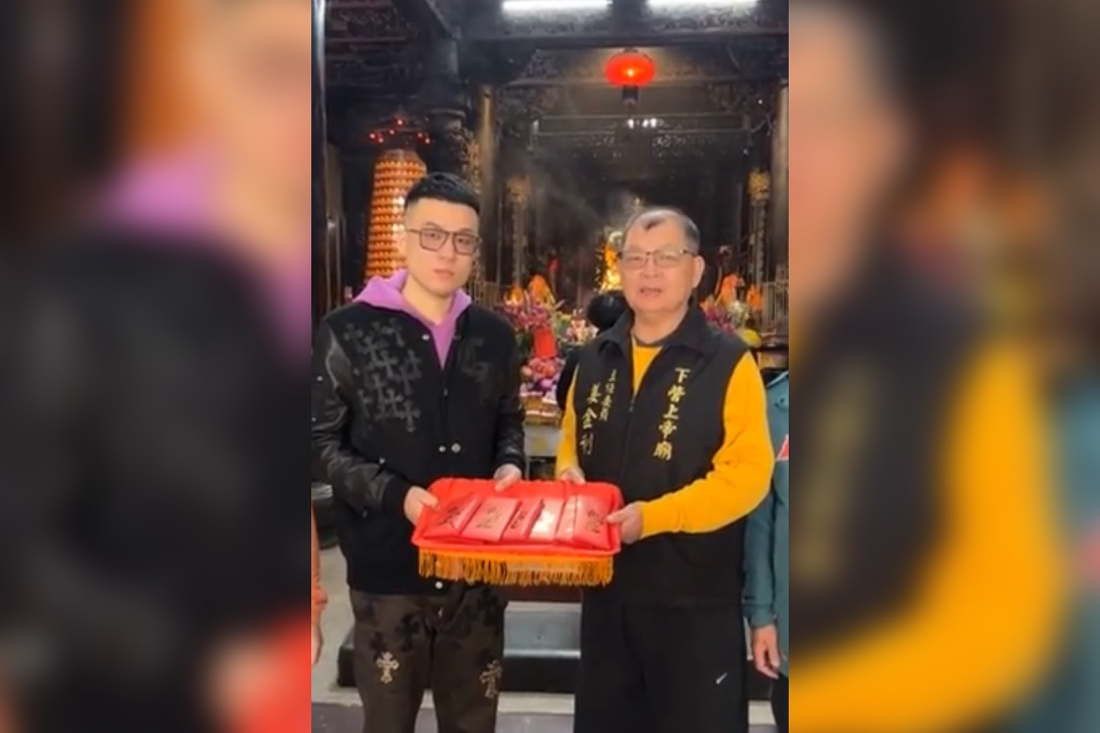 台南市前副市長顏純左的四子顏大鈞（左）於17日晚間遭拘提到案。圖/取自下營北極殿玄天上帝廟臉書
