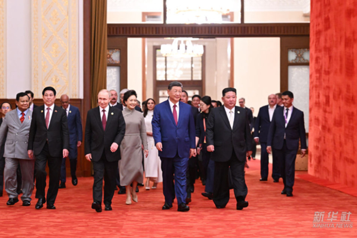 中共九三大閱兵，西媒普遍認為除展示強大軍武外，更重要是俄羅斯總統普丁（左3）及朝鮮最高領導人金正恩（前右）分站中共國家主席習近平（前右2）左右，似象徵中俄朝同盟「東升西降」態勢。圖／取自新華社