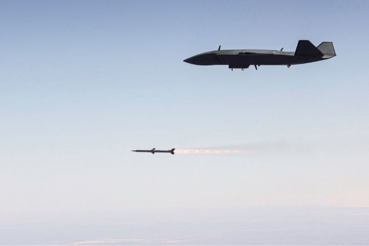 2025年12月,MQ-28「幽靈蝙蝠」無人機發射AIM-120飛彈。圖/取自澳洲國防部