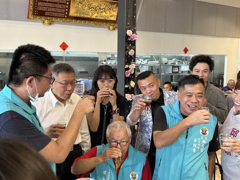 柯文哲（左二）出席台中小草訓練營並於會後與支持者餐敘。圖/中央社