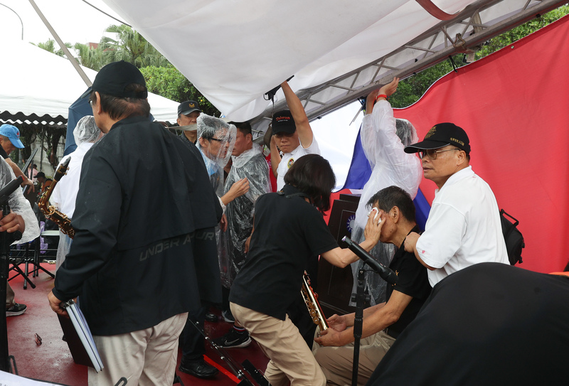 在凱道舉辦的全民國防嘉年華活動，現場發生閱兵台舞台棚架倒塌意外，造成民眾受傷送醫。圖/中央社