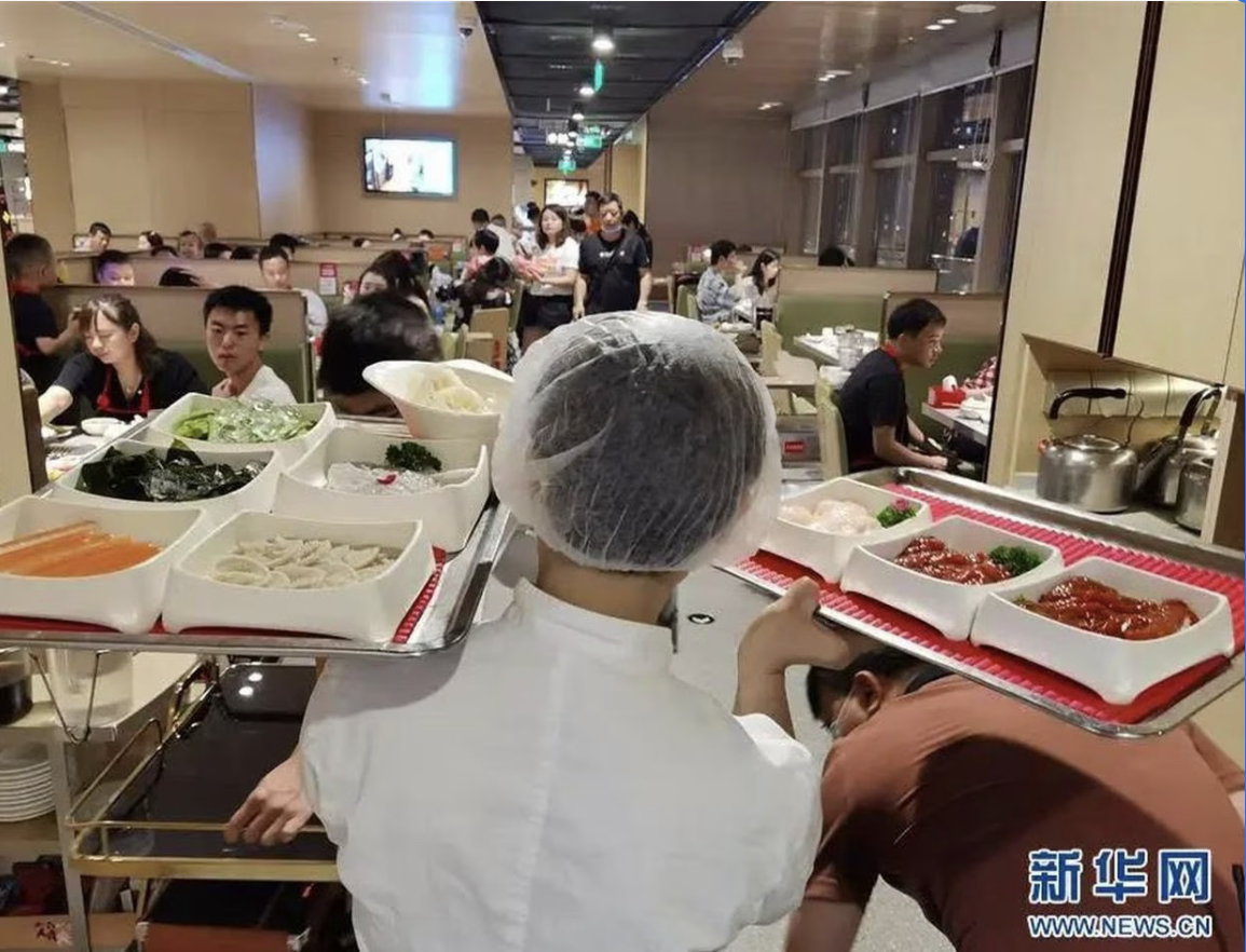 知名連鎖火鍋店「海底撈」建於1994年，發跡中國四川以「服務周到」為特色，深受不少人喜愛。圖/取自新華網