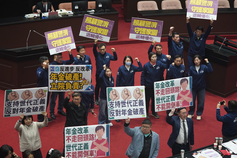 立法院會7日三讀通過警察人員人事條例修正草案，將警職退休金所得替代率提高至80%。國民黨團表示下一階段是讓公教人員所得替代率合理化。圖/中央社