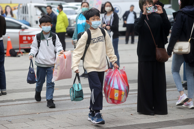 面對少子女化與AI浪潮，家長應把自身焦慮與孩子學習分開，以理解陪伴跟孩子一起面對未來。圖/中央社