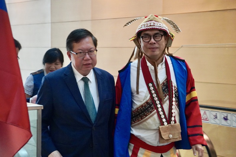 外傳鄭文燦（左）與高雄市長陳其邁出席世界原住民族旅遊高峰會活動，外傳他將接任海基會董事長。圖／中央社