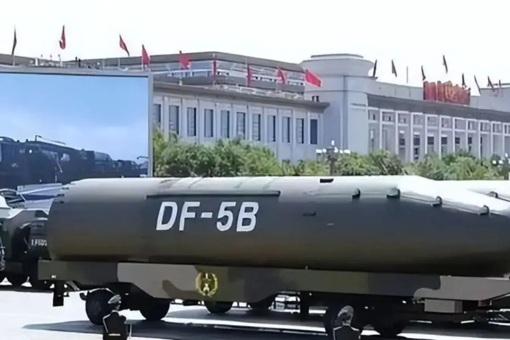 美國總統川普上任後首份「中國軍力報告」出爐，除確認中共解放軍2027有能力「戰略決勝」外，並稱已對美本土構成「直接安全威脅」。圖為今年九三北京大閱兵展示的新戰略核武「東風-5B」。圖／取自新華社