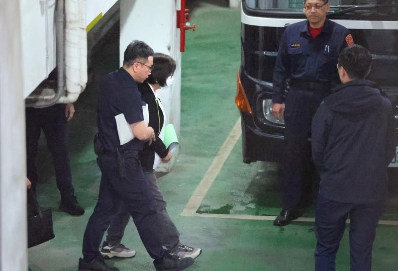 台北地檢署偵辦罷免不實連署案，聲押禁見國民黨台北市黨部主委黃呂錦茹（後左）遭駁，北檢抗告成功，台北地方法院25日再開羈押庭，裁定羈押禁見。圖為黃呂錦茹步上囚車。圖/中央社