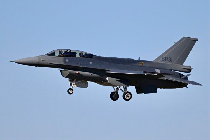 空軍首架F-16V BLK70戰機在美試飛50分鐘　順利落地