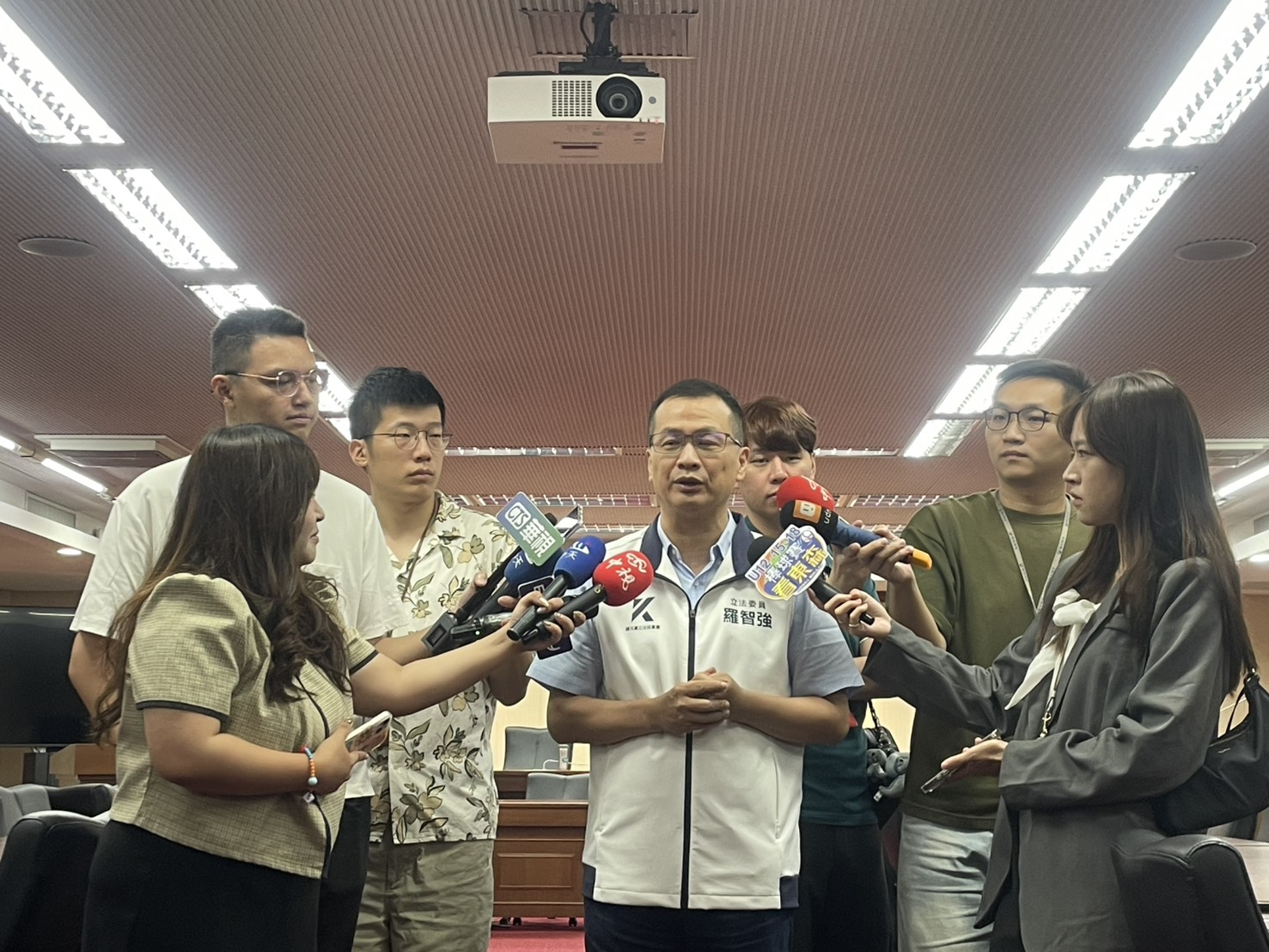 國民黨立委羅智強指出，這兩場說明會的贊助者並非他一人，而是守護民主、真愛台灣的三萬位讀者們。圖/記者洪子苓攝