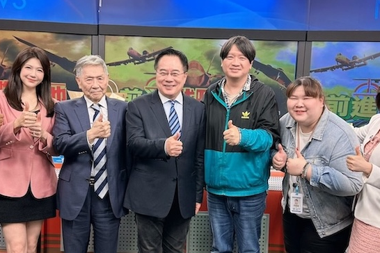 前立委蔡正元（中）將入監服刑，圖為他與政論節目來賓、團隊合影。取自蔡正元臉書