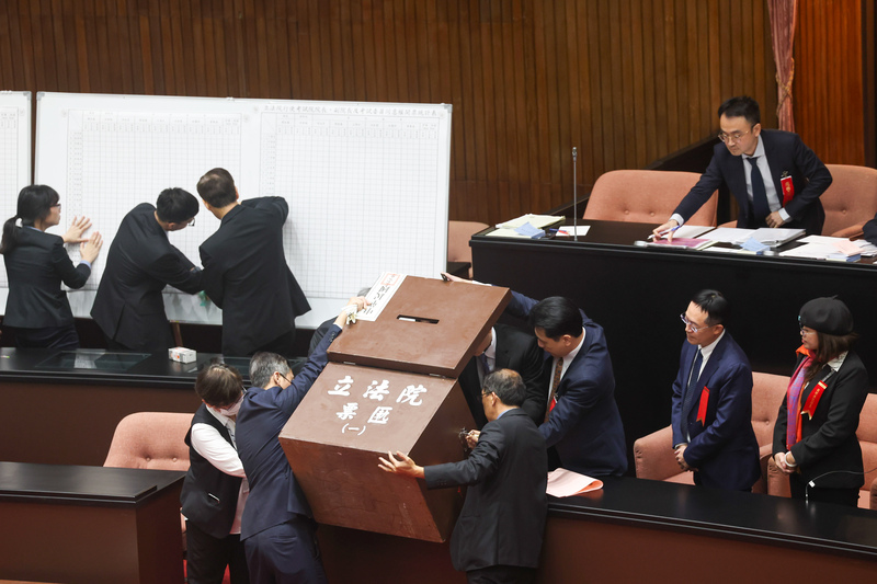 立法院資訊處在預算審查時揭露，立法院平均每月遭受對岸近90萬次網路攻擊。圖為立法院會17日進行考試院人事同意權案記名投票表決。圖/中央社