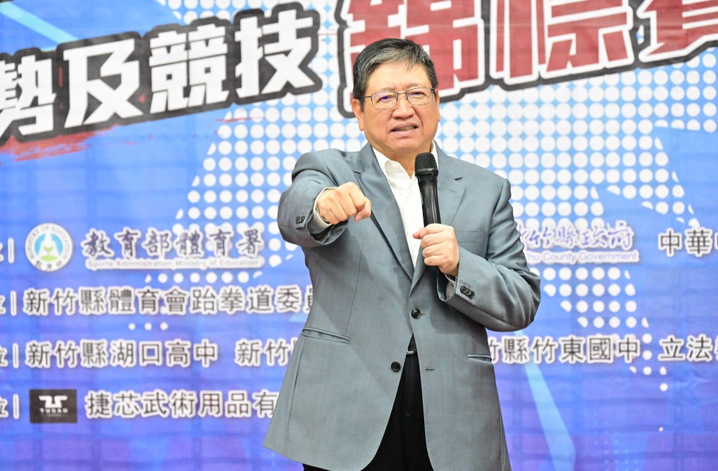 新竹縣長楊文科（右5）出席宣傳112學年度全國中等學校跆拳道錦標賽活動時，對遭約談及交保一事相當在意。圖/取自楊文科臉書
