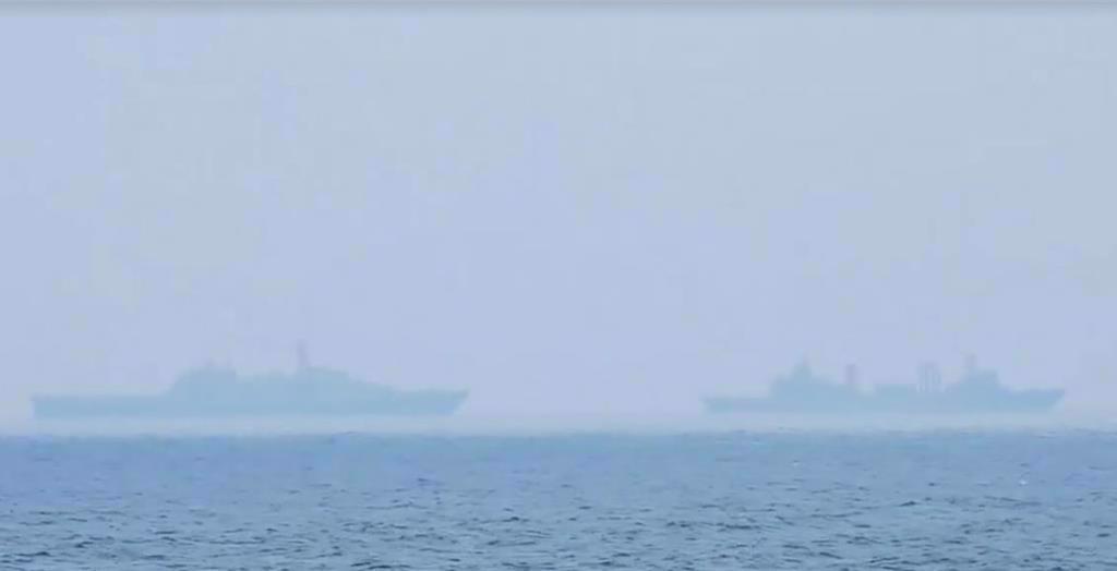 海軍監控拍攝共軍四明山艦（左）與千島湖艦（右），因畫面模糊，3位一級艦輔導長遭拔官。圖/國防部提供