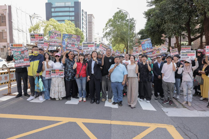 民進黨立委王世堅今（12日）前往公平交易委員會遞交陳情書。圖/取自王世堅fb