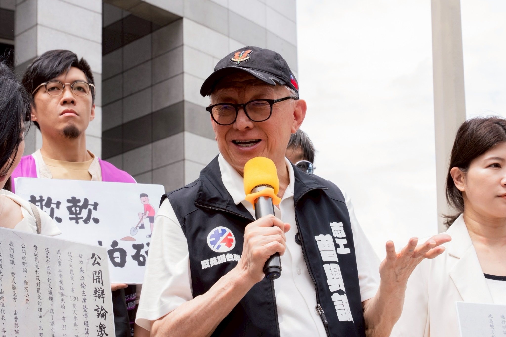 聯電前董事長曹興誠(中)突然從總統府全社會防衛韌性委員會顧問名單中消失，引發外界諸多聯想。圖/取自曹興誠臉書