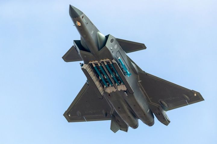 殲-20能攜帶6枚霹靂-15空對空飛彈。圖/取自騰訊網