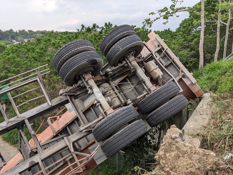 砂石車行駛國4撞破護欄翻落邊坡，造成駕駛全身多處骨折。圖/中央社