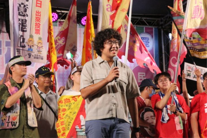 發動大罷免，民進黨立委沈伯洋（前中）扮演重要角色。圖/中央社