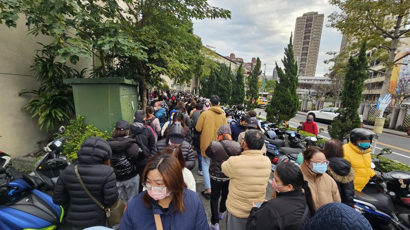 新北市公費流感疫苗接種人氣旺，衛生局5日表示，僅剩下1萬8000劑，呼籲保留給高風險族群接種。圖為板橋衛生所接種排隊人潮延伸至人行道。 圖／中央社