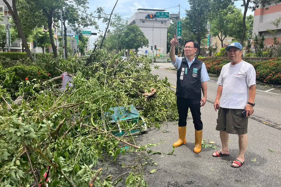 丹娜絲颱風重創南台灣，農漁損失慘重，圖為民眾黨立委張啓楷(左)7日在嘉義勘災。圖/張啓楷辦公室提供