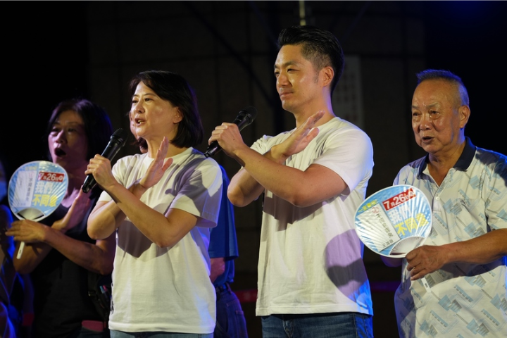 「大罷免」投票0726將舉行，台北市長蔣萬安（右2）13日晚間出席國民黨立委王鴻薇（左2）13日晚間舉辦夏夜民歌演唱會時，為王鴻薇加油打氣。圖／中央社