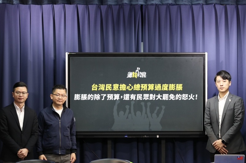 國民黨28日公布最新民調，71%受訪者支持還錢於民。國民黨副發言人鄧凱勛（右）表示，顯示此議題有高度民意背書來支持，希望民進黨趕快呼應民意。圖/中央社