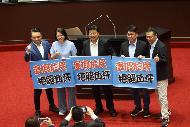 教師節、光復節、行憲紀念日放假遇六日！人事長：連假補班6月底定案