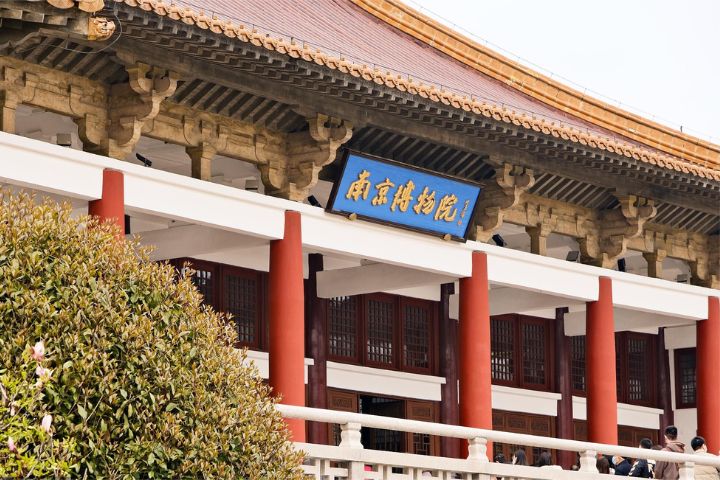 南京博物院因受贈的明代畫家仇英名作《江南春》圖卷去向成謎，成為外界議論焦點。圖/取自《南京日報》