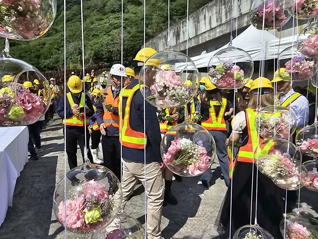 台鐵2日在太魯閣號408次列車事故地舉辦3週年追思會，台鐵人員、家屬獻花、留言。圖/中央社