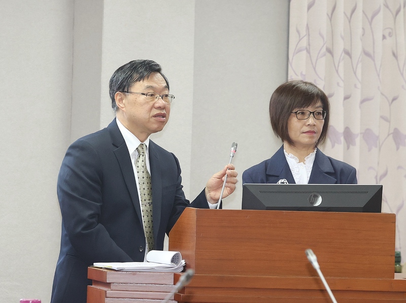 法務部澄清，法務部次長徐錫祥（左）未明言表示「會針對武統言論制定專法」。圖／中央社
