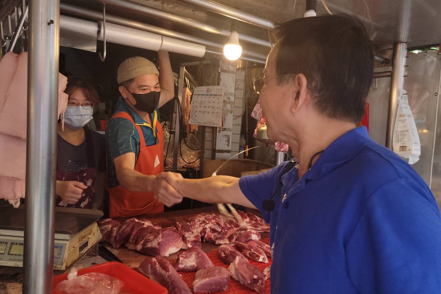 國民黨台北市立委賴士葆（右）29日到興德和興隆市場與攤商握手致意，呼籲民眾投下不同意罷免票。圖/取自賴士葆臉書
