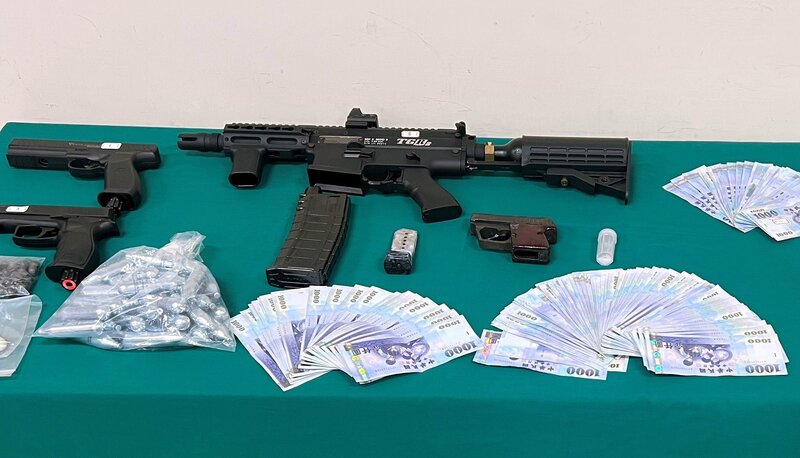 警方循線逮補以交易之名行強盜之實的樓男等人，查扣改造手槍1把、鎮暴槍2把、贓款27萬4000元等贓證物。圖/中央社