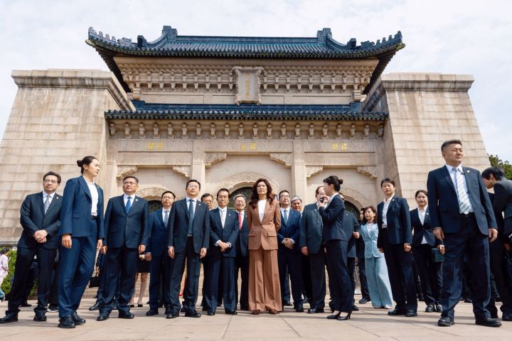 中國國民黨主席鄭麗文8日前往南京中山陵謁陵,呼籲兩岸應在歷史基礎上尋求和解,推動對話與和平發展。圖/取自鄭麗文臉書