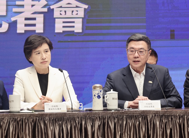 美國總統川普宣布對台灣課徵對等關稅32%。行政院長卓榮泰4日宣布，將推出新台幣880億元的協助方案。圖/中央社