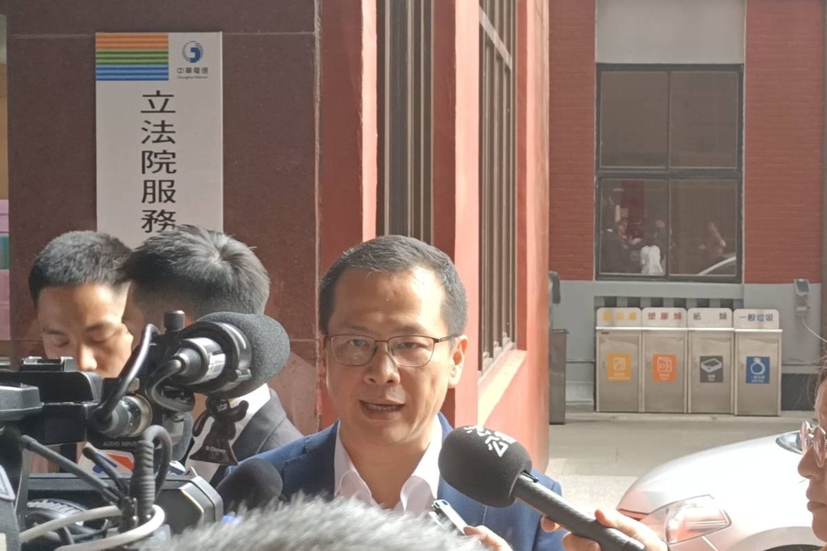 國民黨立委羅智強(中)1日表示他在媒體人黃暐瀚的節目上重砲批評，是忠言逆耳，希望黃暐瀚回到過去媒體人的專業。圖/記者簡立欣攝