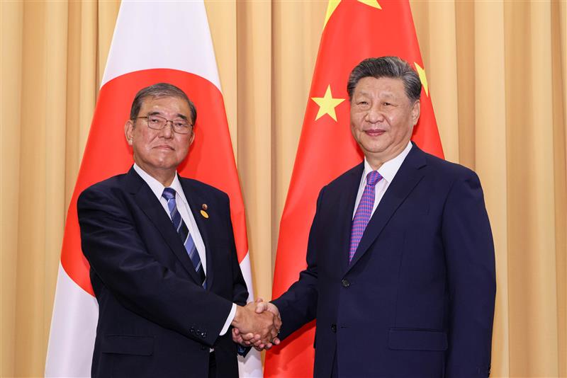日本首相石破茂（左）需穩定中日關係，支持日企利益以應對困境。圖/取自首相官邸臉書