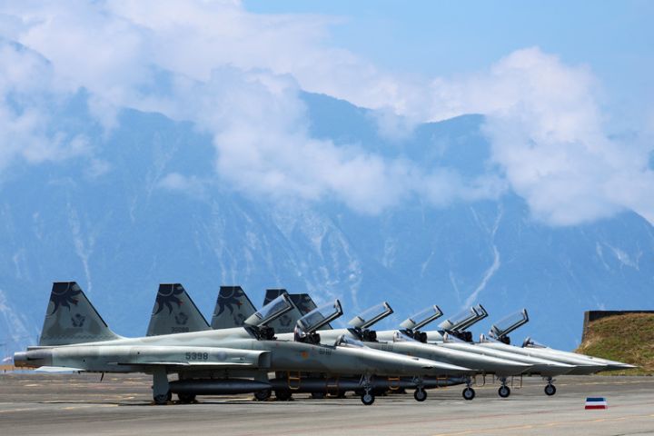 空軍第五戰術混合聯隊3日下午在花蓮基地執行F-5F戰機（圖）的潛力掛載及飛機出擊作業，由飛行員將F-5F滑出機庫。圖/中央社