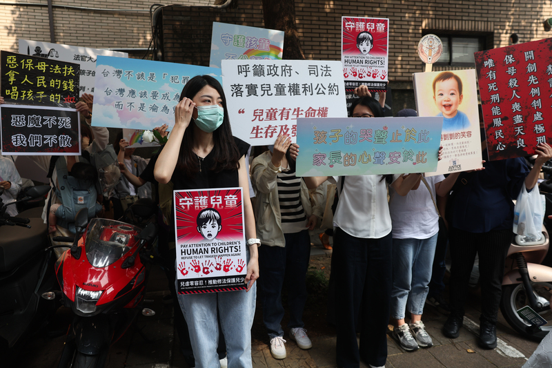 民眾手持標語聲援剴剴，並要求重判虐童致死的劉姓保母姊妹。圖/中央社