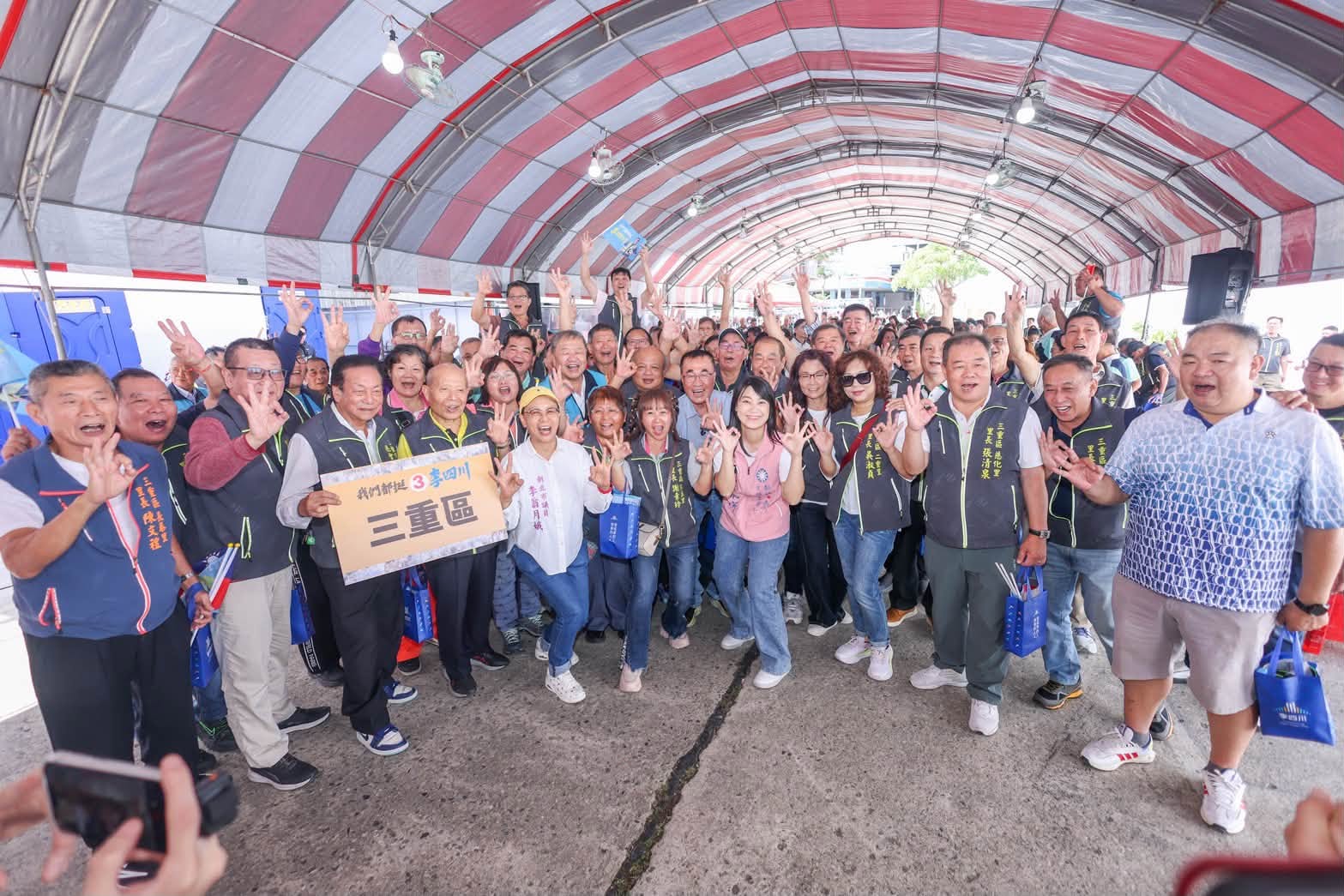 國民黨新北市長候選人李四川(中)29日找來新北800多位里長成立後援會相挺,圖為三重區的里長任與李四川合影。圖/取自李四川 臉書
