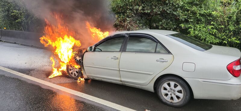 台62線發生車輛故障起火事故，駕駛在第一時間便逃出，未釀人員受傷。圖/中央社