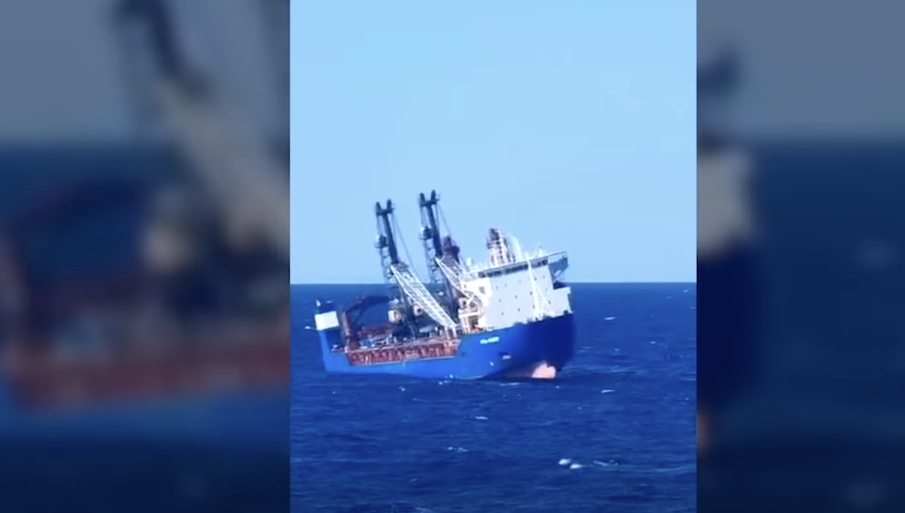 俄羅斯貨船「大熊座號」23日晚間在地中海西班牙海岸附近爆炸後沉沒，之前曾被拍到船身傾斜。圖/翻攝自The Sun YouTube頻道