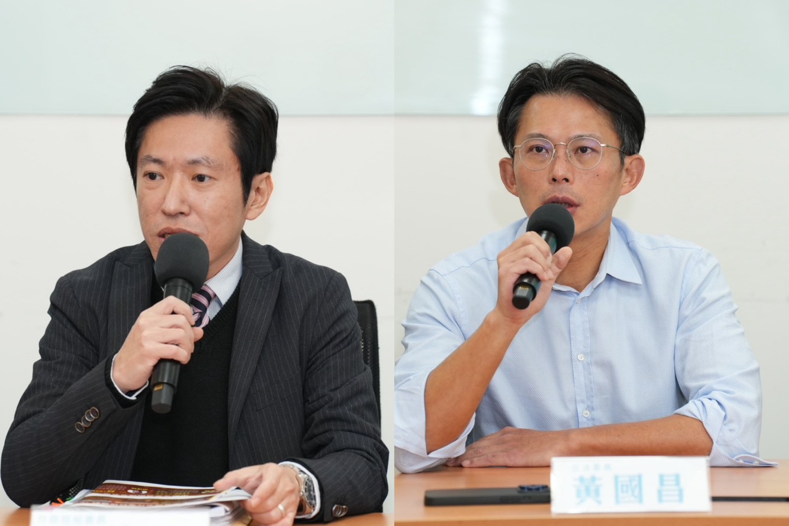 行政院秘書長張惇涵（左）23日把準備的報告轉交給民眾黨團時說，「這不是密件，請放心帶出去」，當面諷刺民眾黨主席黃國昌（右）最近涉及的「挾帶機密資料」事件。圖/民眾黨團提供