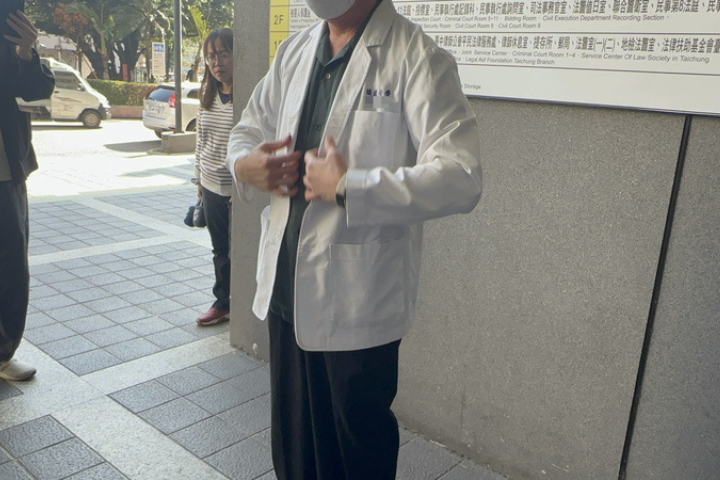 22歲陳姓男醫大生於今年3月遭吳姓男子酒駕撞死，台中地院國民法官庭9日開庭審理，陳男父親特地穿上亡子衣褲現身，但10日的判決結果讓他大失所望，肇事者僅輕判10年，出獄才30多歲。圖/中央社